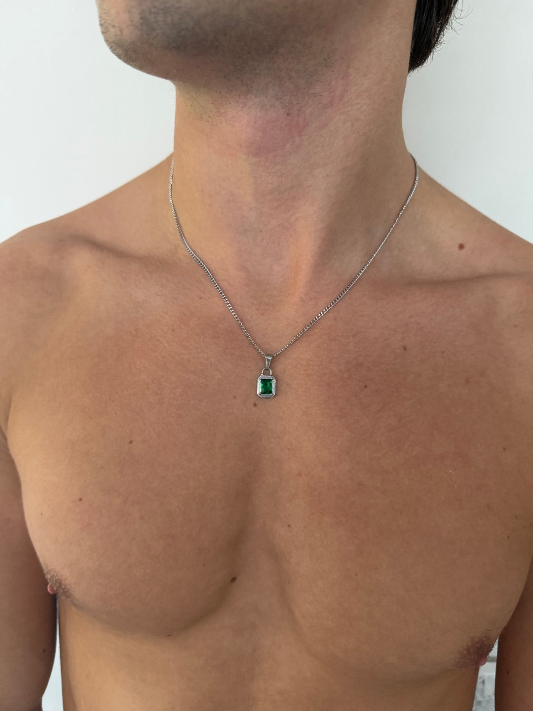 CATENA CON PIETRE PREZIOSE VERDI | Argento